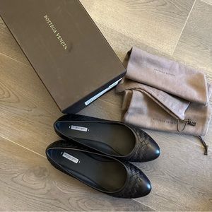BNIB Bottega Veneta black flats (Sz 38)